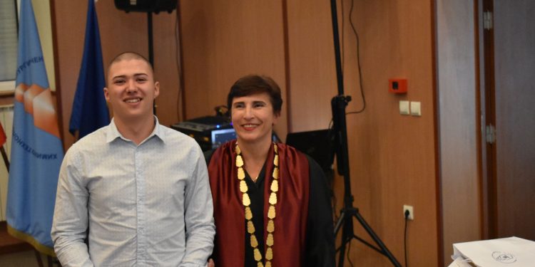 Ректорът на ХТМУ проф. д-р инж. Сеня Терзиева връчи книжките на новоприетите студенти с най-висок бал