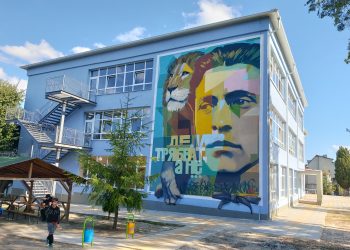 Уникален лик на Апостола краси варненското начално училище