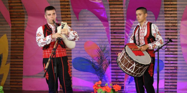 Широка лъка пее, свири и танцува