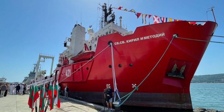 България има кораб за Антарктида