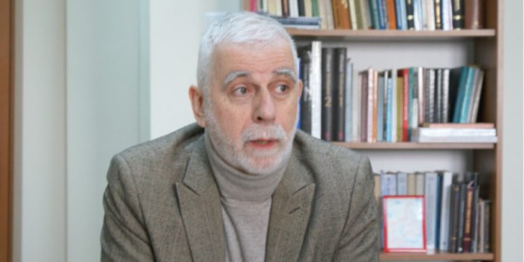 Проф. Делев с наградата „Александър Фол“