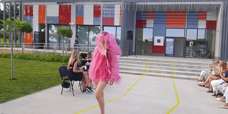 Впечатляваща висша мода край морето