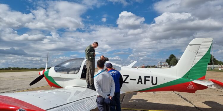 Бъдещи авиотехници  на практика във ВВВУ