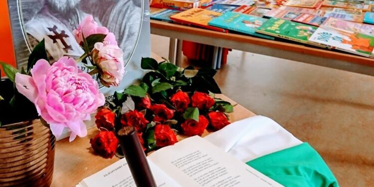 Малко над 200 българисти по света