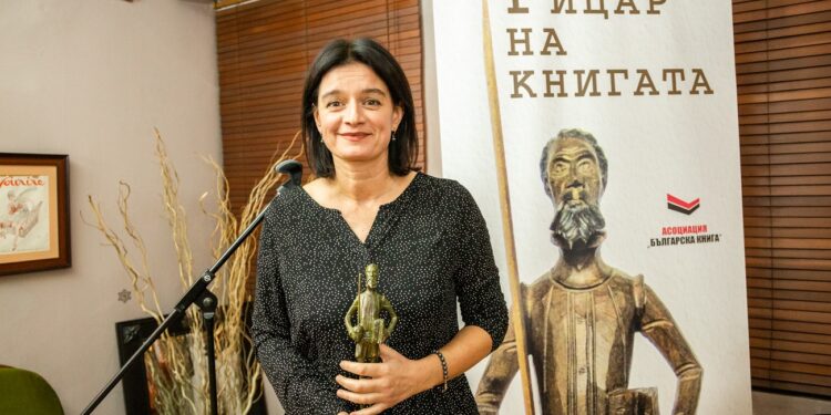 Мария Донева, поетеса: Учителите могат да светят, могат и да хвърлят сянка, дълга цял живот