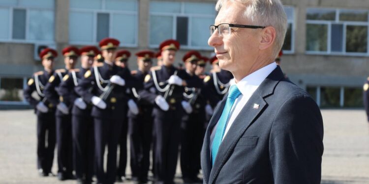 Обмислят смесено финансиране за висшето военно образование