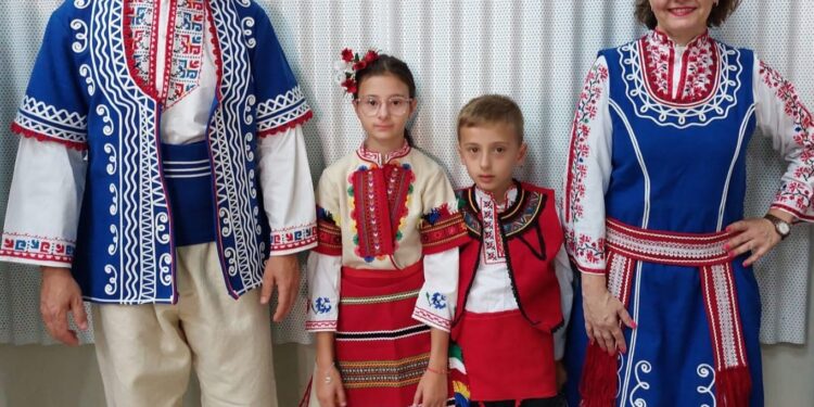 Учителят гради мостове от всяка точка на света