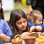 Деца работят с глина под напътствията на Камелия Савова по време на Спортен ден Самоков - 2023 , част от проекта Обединени от спорта