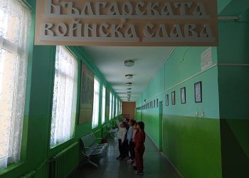 Да възпитаваш патриоти: Учениците от ОУ „Христо Ботев“ – с. Невестино, вървят по коридор на българската войнска слава