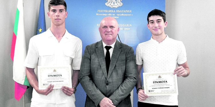 Завърши петият випуск приложни програмисти