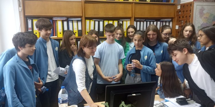 Училищен психолог от Аксаково насърчава децата да правят добрини