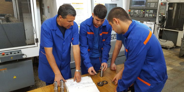 Гимназистите усвояват 78 занаята чрез работа