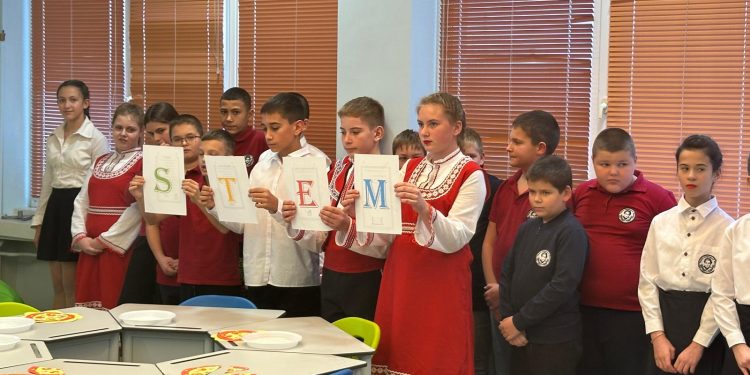 Децата от Обединено училище „Христо Смирненски” в село Вакaрел с нов STEM център