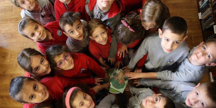 Снимка на броя: Урок за живота в библиотеката