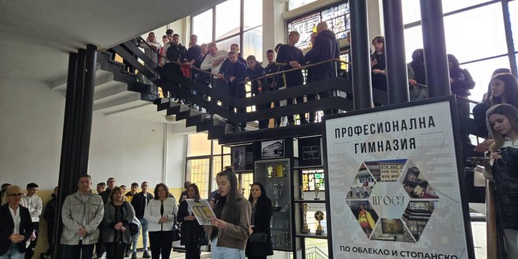 STEM център отвори врати в гимназия в Дупница