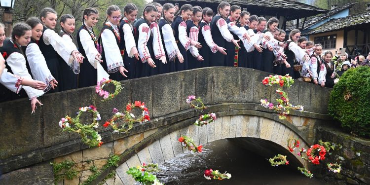 Снимка на броя: „Училище за лазарки“