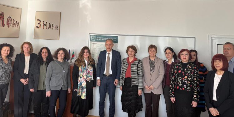 Учени от БАН ще бъдат включени в работните групи за промяна на училищните учебни програми, заяви министърът на образованието и науката Красимир Вълчев на срещи с представители на три института на Академията