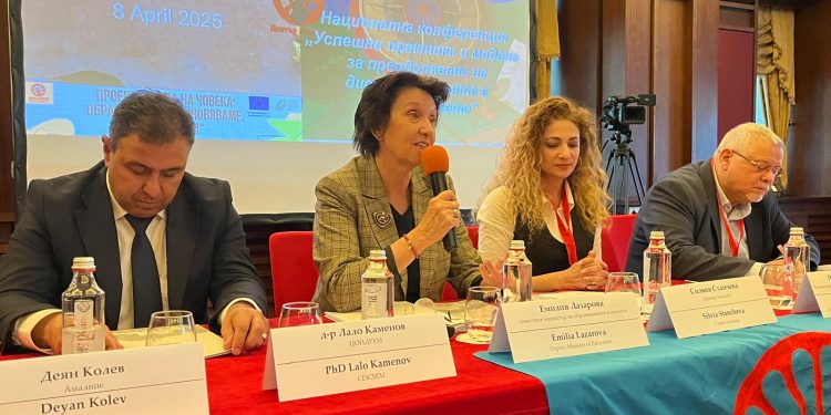 Заместник-министърът на образованието и науката д-р Емилия Лазарова пожела кураж на млади учители и образователни медиатори в тяхната мисия за интеграцията на децата от уязвими групи