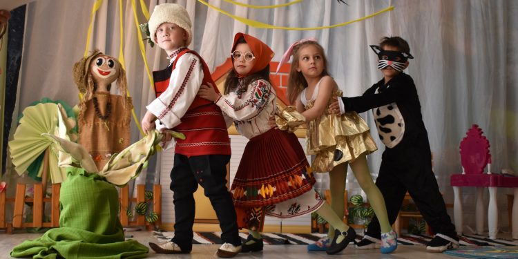 Снимка на броя: Дядо вади ряпа