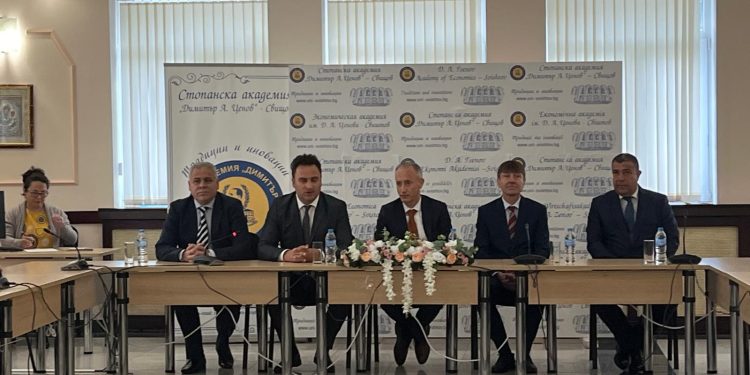 Висшите училища трябва да проведат стратегически разговори за своето бъдеще, да променят учебните програми и да формират повече умения у младите хора, които ще сменят по няколко професии занапред, заяви министър Красимир Вълчев