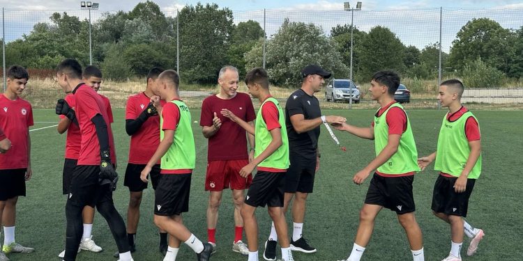 Министърът на образованието и науката Красимир Вълчев се включи в инициативата на Спортното училище „Ген. Владимир Стойчев“ в София за популяризиране на спорта сред подрастващите