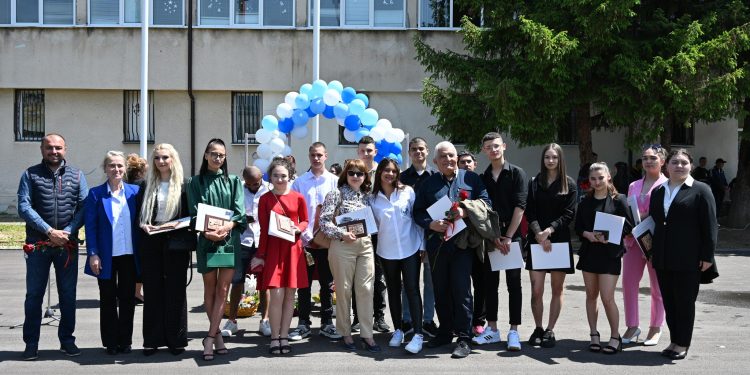 За училището, което винаги намира място под слънцето