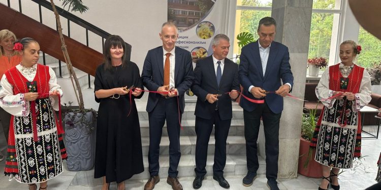 Колежът по туризъм в Бургас откри обновената си сграда