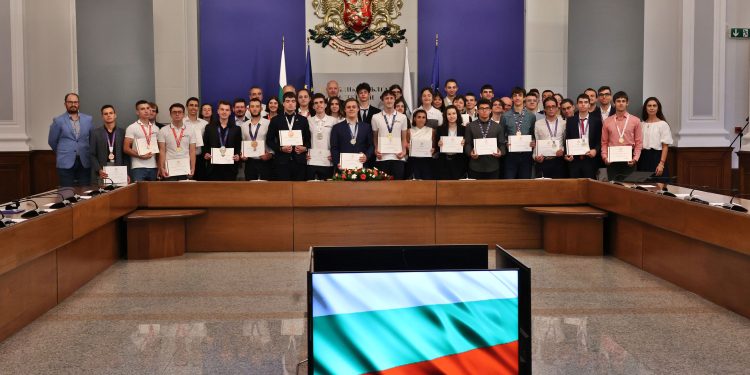 Отличиха медалистите от международните олимпиади по природни науки за 2025 г.