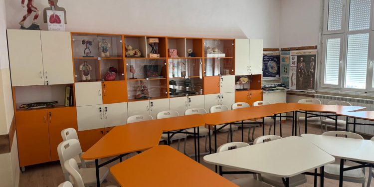 Разработват и апробират 200 нови учебни програми