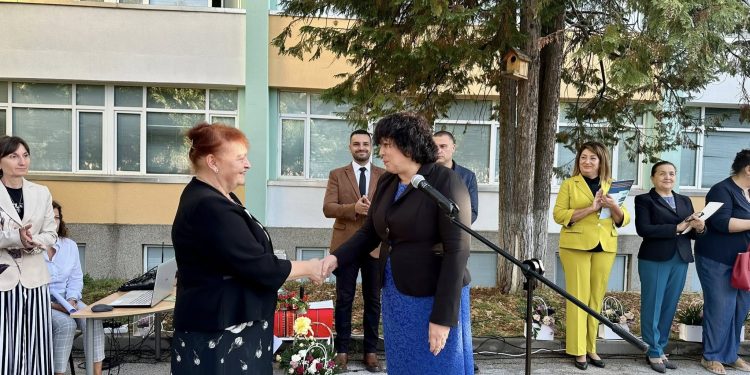 Началникът на кабинета Таня Михайлова откри нов STEM център в НУ „Иван Вазов“ във Враца