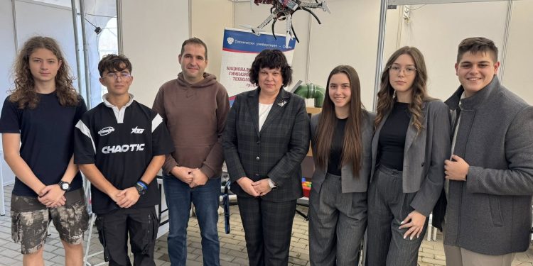 Футбол с дронове, дигитално измервателно колело, инсталация за рециклиране на пластмасови бутилки и система подреждане на кубче „Рубик“ донасят на своите създатели четирите първи награди в IX националното изложение конкурс „Младежко техническо творчество“ в Горна Оряховица