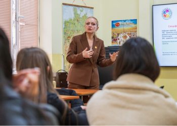 Бивши ученици от Eзиковата гимназия в Сливен учредиха стипендии