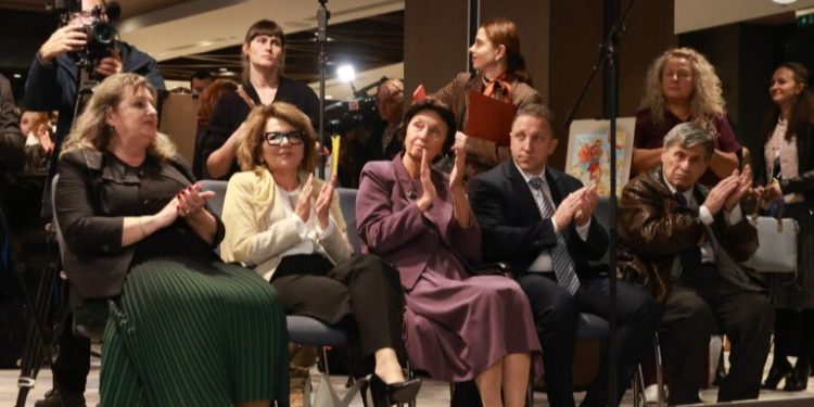 Благотворителна изложба с рисунки на ученици помага на болни деца