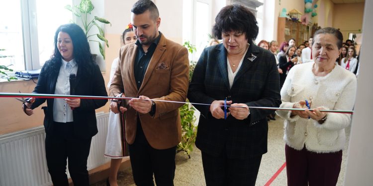 Инж. Таня Михайлова в новия STEM център на СУ „Козма Тричков“: Важно е децата да имат умения за живота