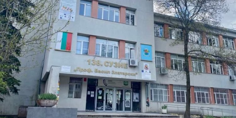 Директорът на столичното 138. СУЗИЕ „Проф. Васил Златарски“ е освободен от длъжност, съобщи Пресцентърът на МОН