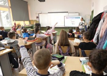 Университетски преподаватели и учители споделят опит, положителни практики и методи в майсторския клас "Преподаване, насочено към четивната математическа грамотност на учениците от начален и прогимназиален етап"