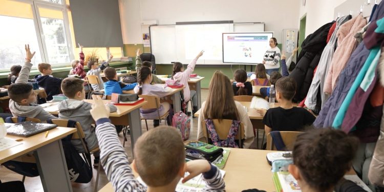 Университетски преподаватели и учители споделят опит, положителни практики и методи в майсторския клас "Преподаване, насочено към четивната математическа грамотност на учениците от начален и прогимназиален етап"