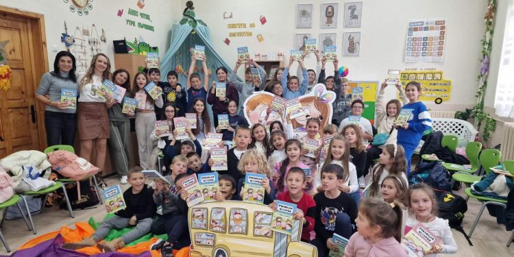 Началният учител Теодора Пападопулова от СУ „Иван Вазов“ в Поморие показва как чрез игра се учи по-добре