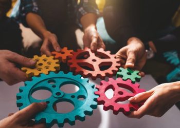 Наблюдават се първи положителни резултати на училищно ниво, свързани с мотивацията за сътрудничество с бизнеса и разширяване на практическото обучение, се посочва в междинна оценка на Организацията за икономическо сътрудничество и развитие