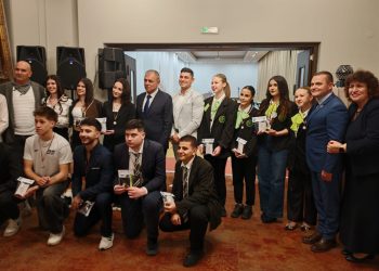 Министърът на образованието и науката проф. Сергей Игнатов награди победителите в регионалния кръг на Националното състезание по професии в туризма, който се проведе в Русе