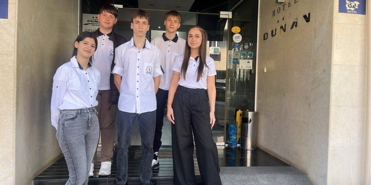 Ученици стажуват пробно по проект за дуално обучение